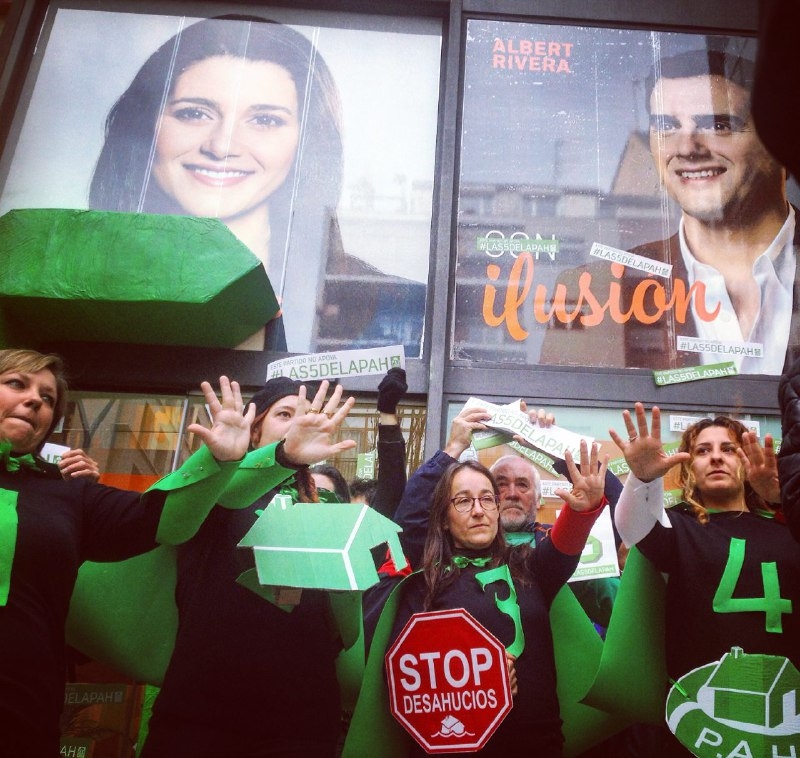 Lee más sobre el artículo ¡Dicen que no caben pero las vamos a meter! PP, Ciudadanos y PSOE respondan porque NO apoyan #Las5DelaPAH