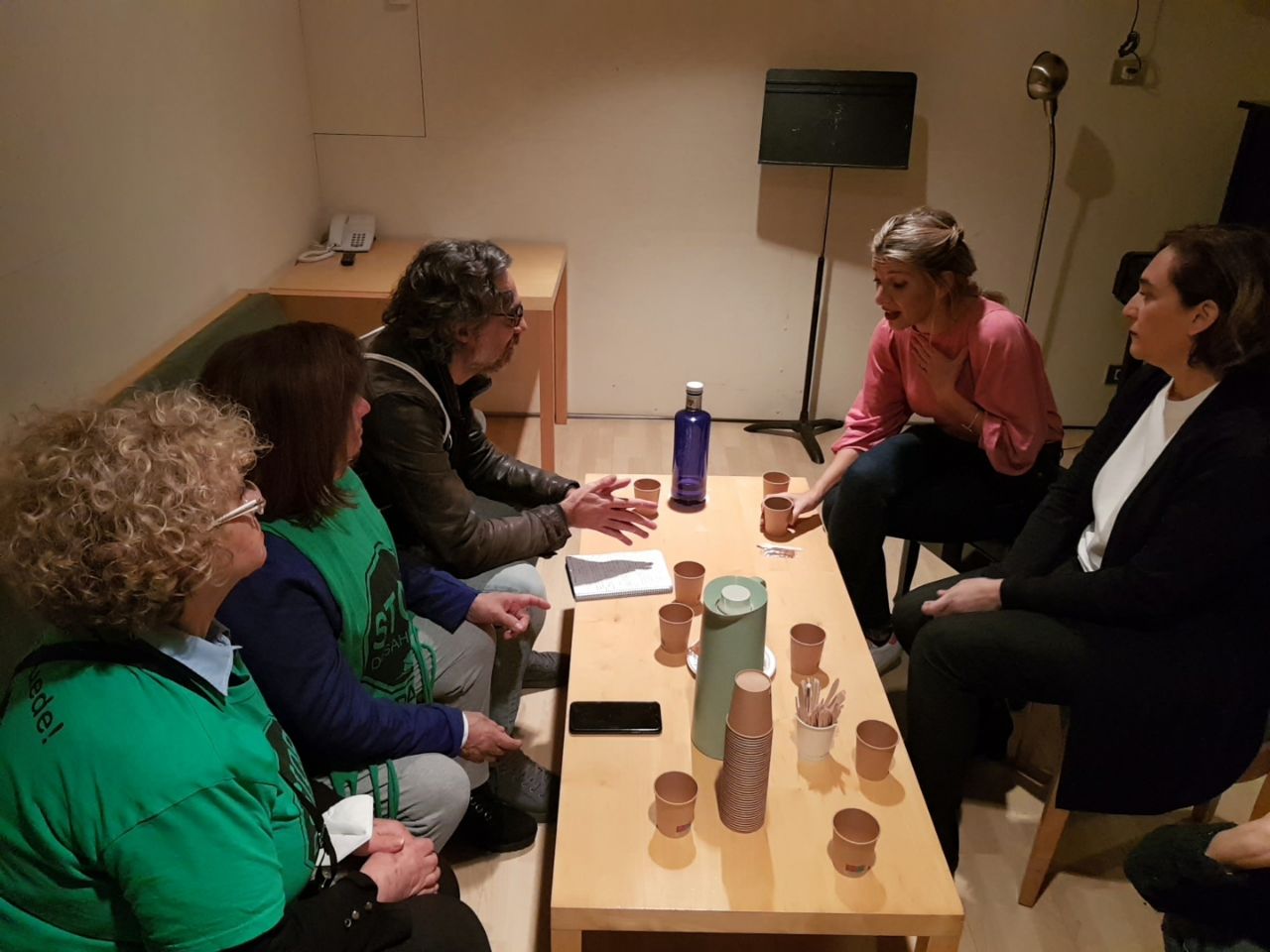 En este momento estás viendo Esta mañana la alcaldesa de Barcelona y la vicepresidenta segunda del gobierno se han reunido con miembros de la PAH en la capital catalana